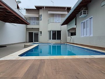 Sobrado com cinco dormit�rios e piscina na nova Lorena