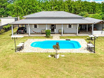 Bela ch�cara formada com piscina em Pindamonhangaba-SP