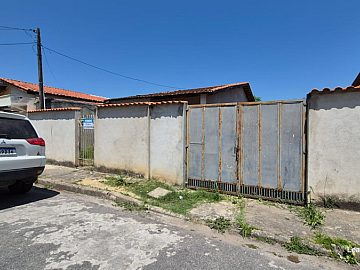 Casa em amplo terreno prximo ao centro de Lortena-SP