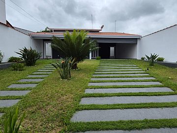Casa com 4 dormit�rios no bairro da Cruz em Lorena-SP