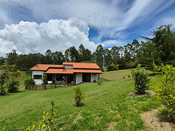 Ch�cara formada com casa moderna e excelente topografia